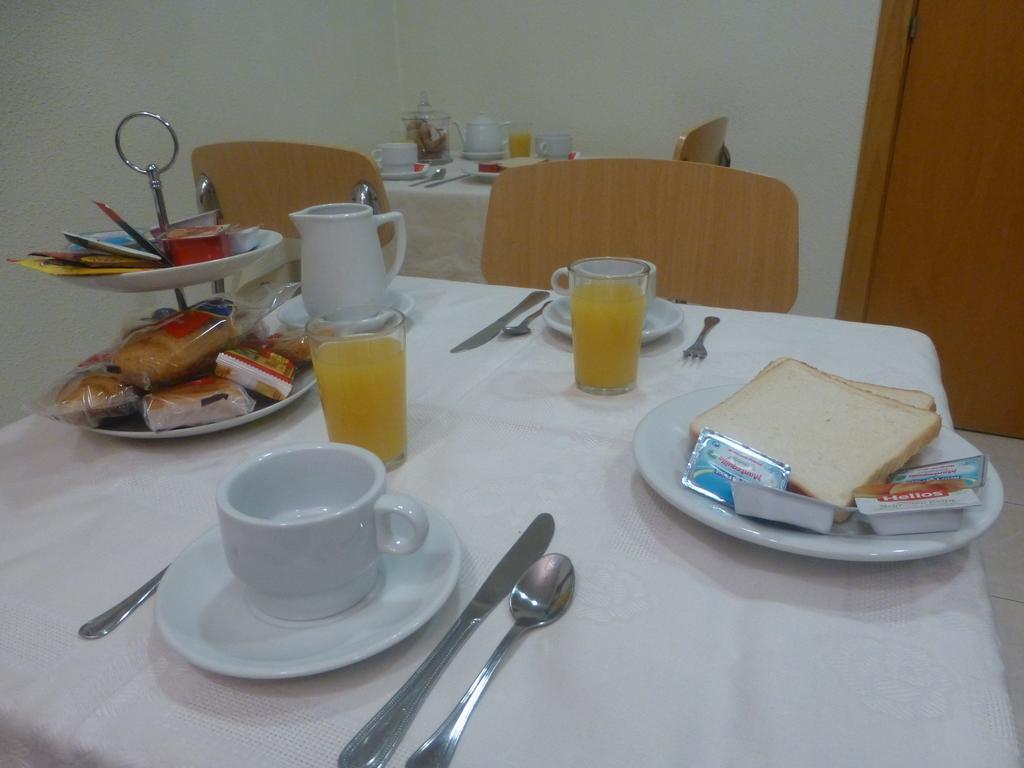 Hostal El Val Alcalá de Henares Esterno foto