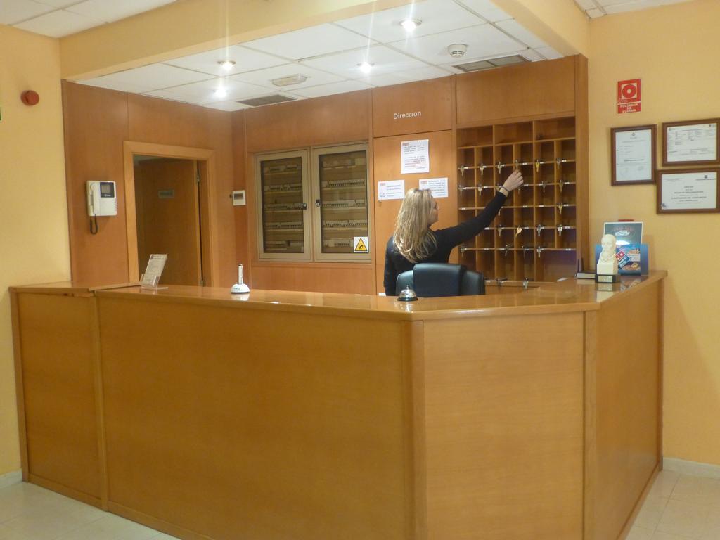 Hostal El Val Alcalá de Henares Esterno foto