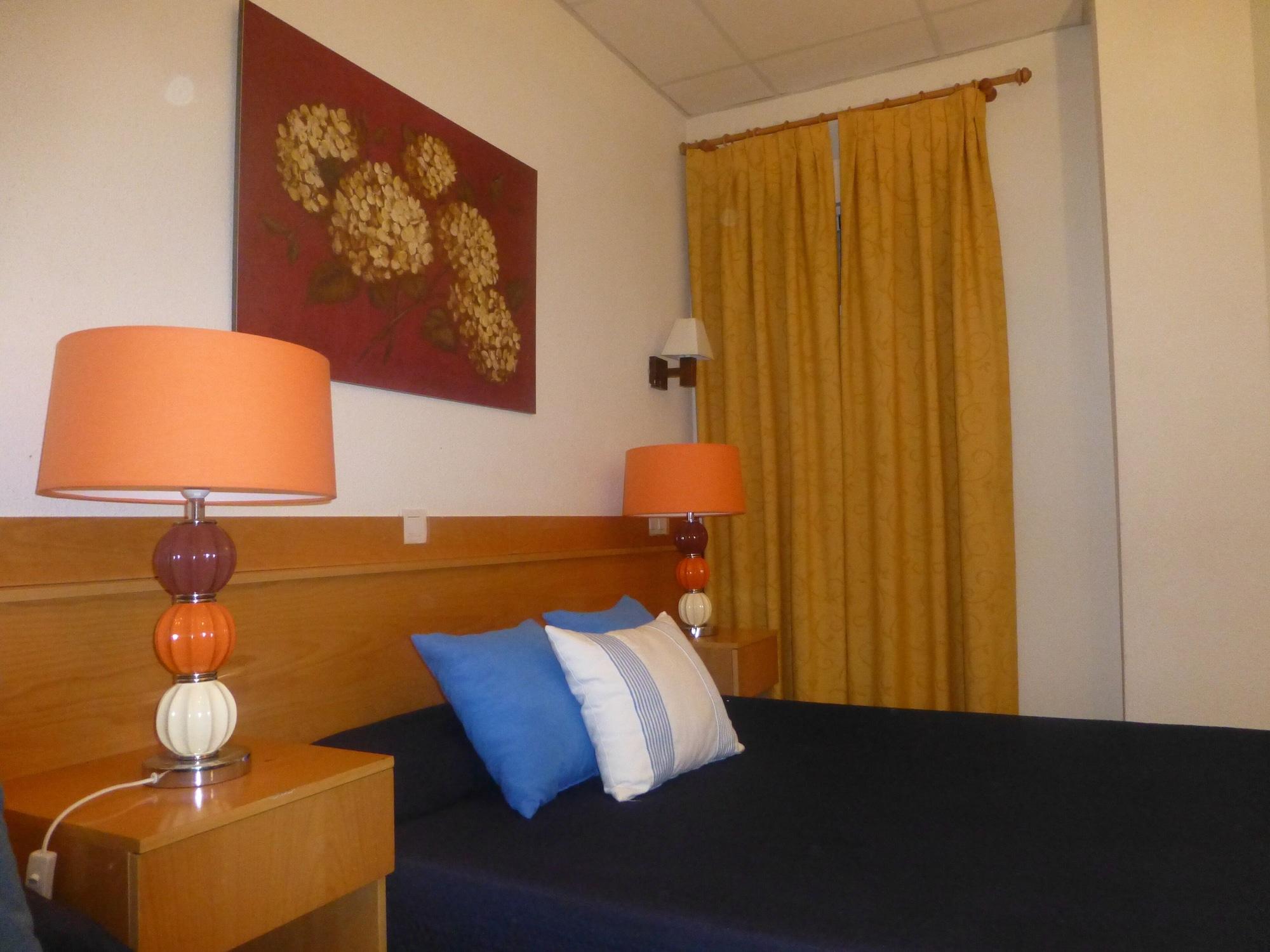 Hostal El Val Alcalá de Henares Esterno foto