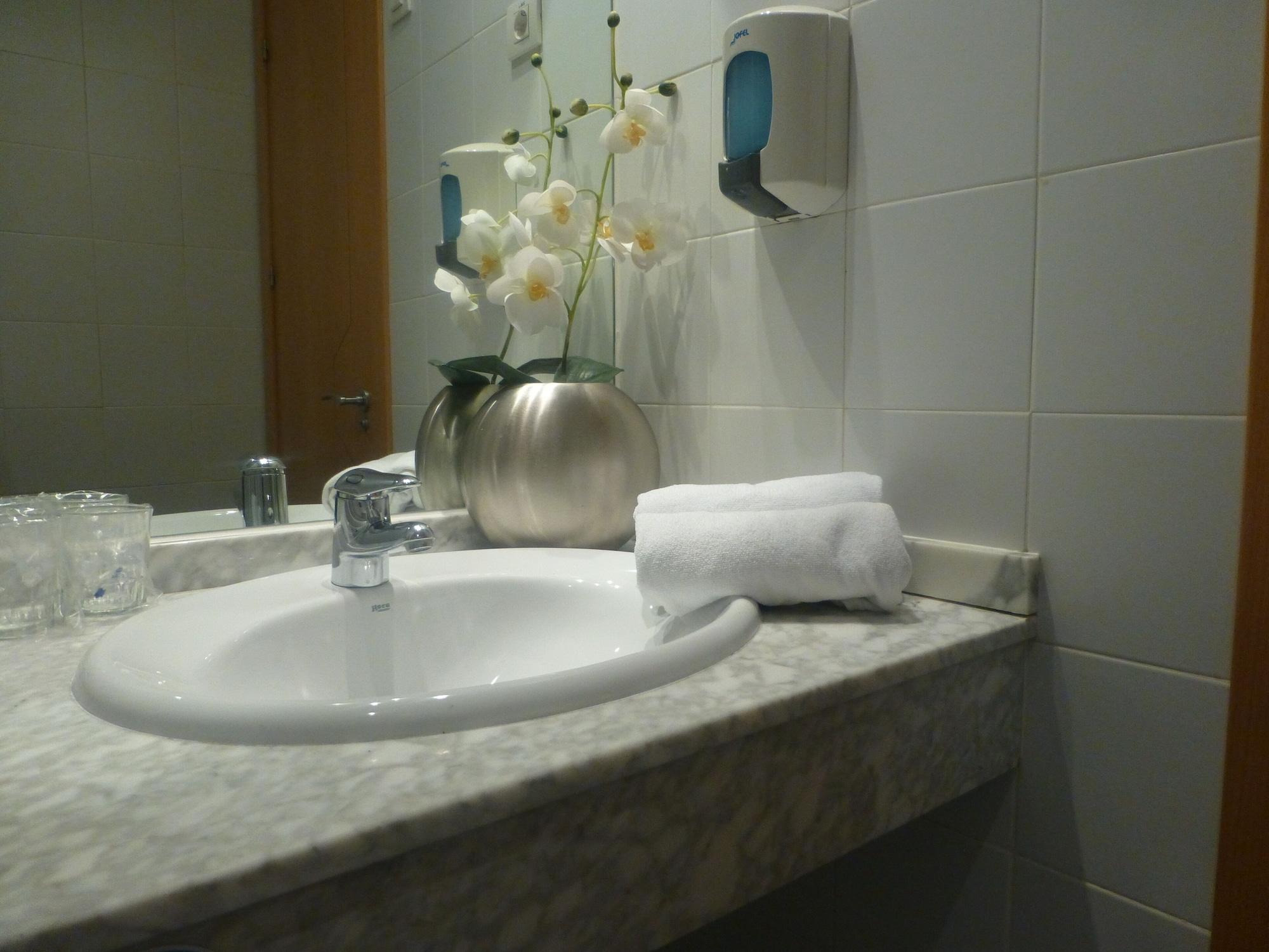 Hostal El Val Alcalá de Henares Esterno foto