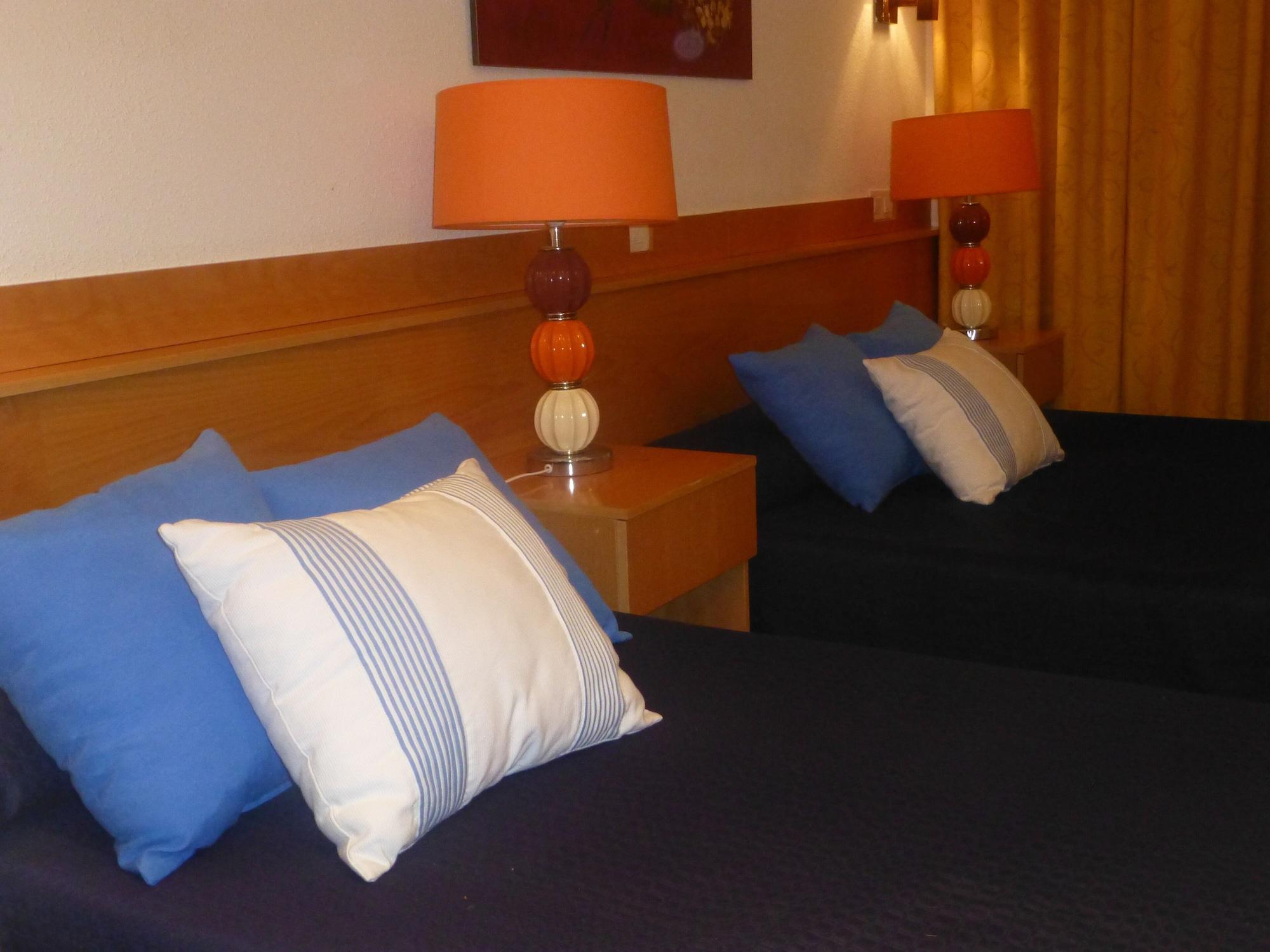 Hostal El Val Alcalá de Henares Esterno foto