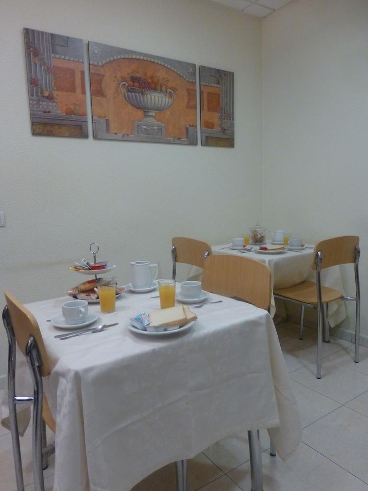 Hostal El Val Alcalá de Henares Esterno foto
